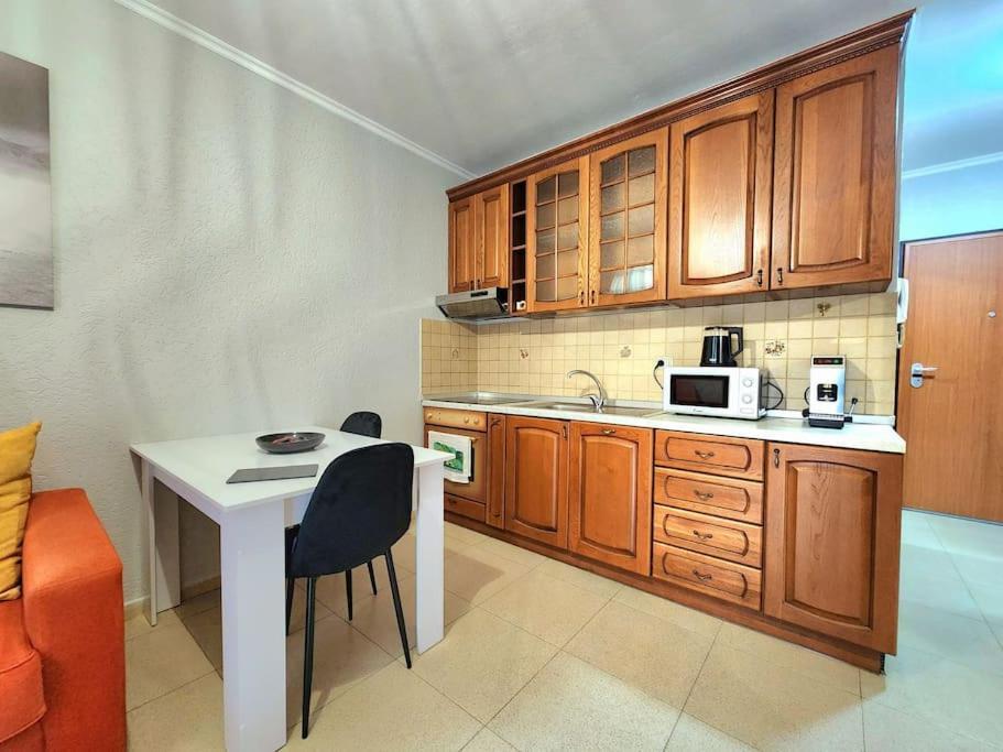 One Bd Flat Near Center With 24H Self Check In Apartment Tiranë Luaran gambar