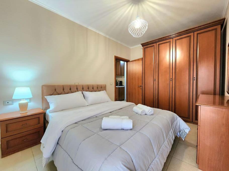One Bd Flat Near Center With 24H Self Check In Apartment Tiranë Luaran gambar