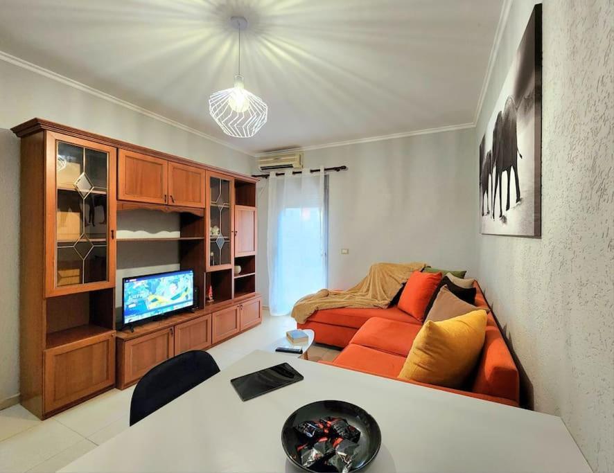 One Bd Flat Near Center With 24H Self Check In Apartment Tiranë Luaran gambar
